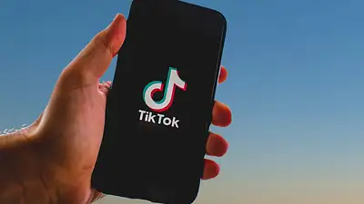 TikTok: Kontrola treści AI i personalizacja feedu 2025