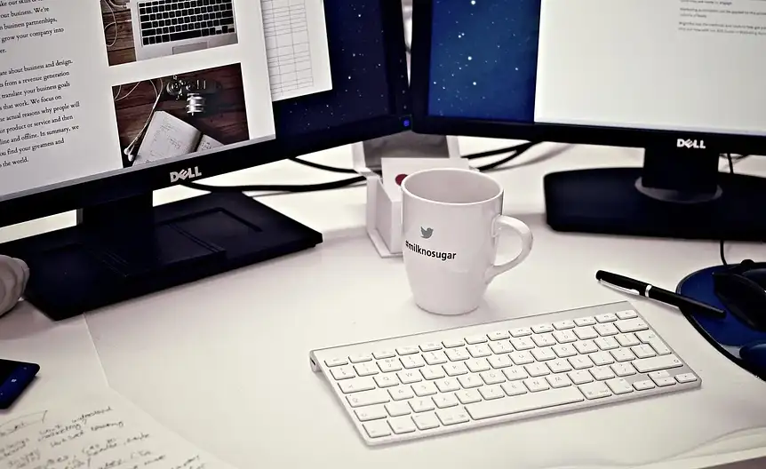 Praca na dwoch monitorach zwiekszajaca efektywnosc