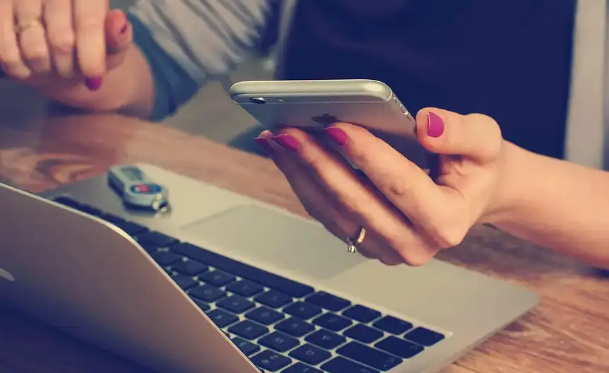 Smartfon z aplikacją gotową do pracy offline podczas podróży