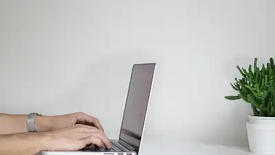 Ile kosztuje najtańszy laptop? Poradnik tanich laptopów 2025