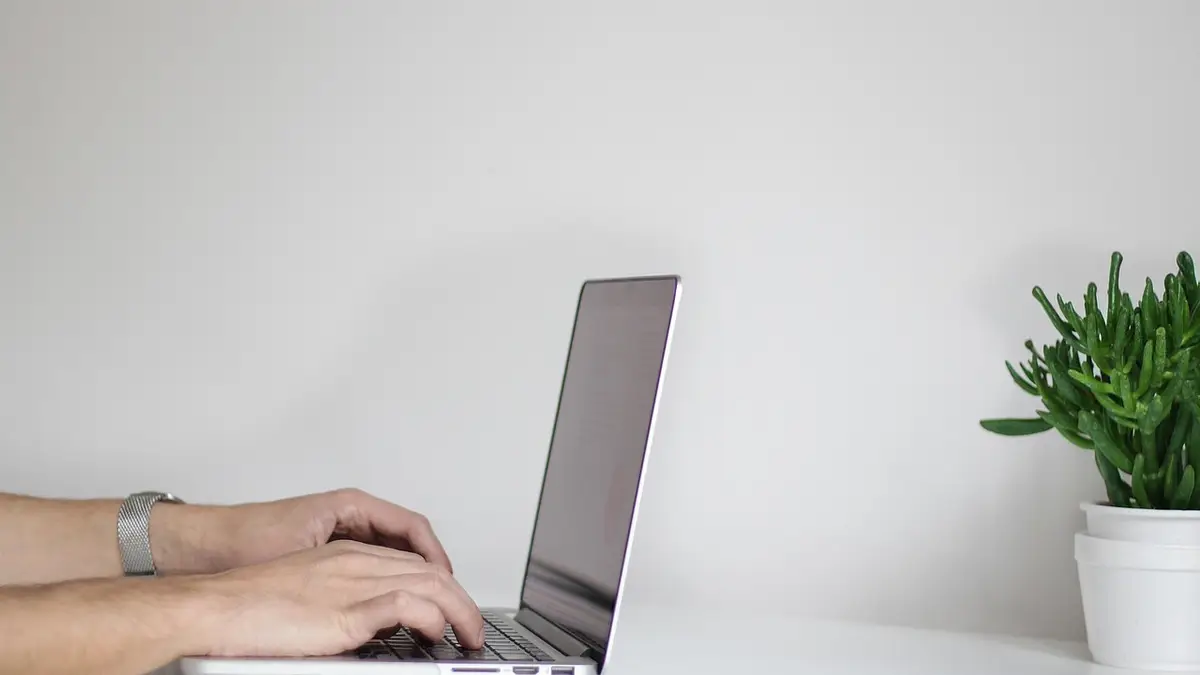 Ile kosztuje najtańszy laptop? Poradnik tanich laptopów 2025