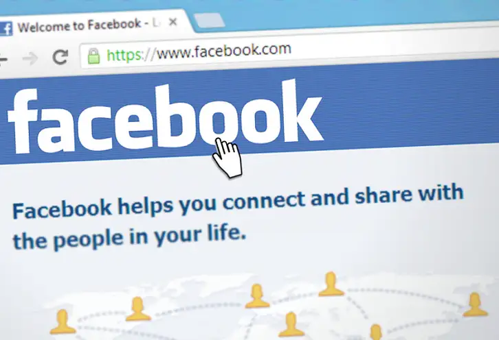 Jak ustawić tryb ciemny na Facebooku? Odmień wygląd aplikacj