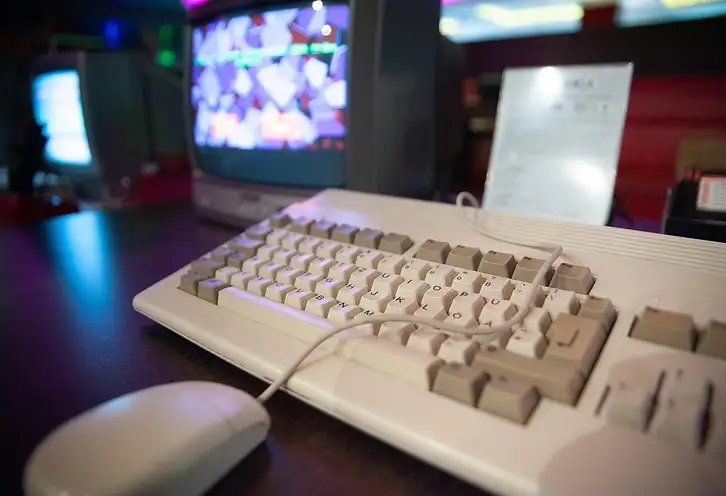 Komputery retro: Odkryj magię przeszłości w technologii