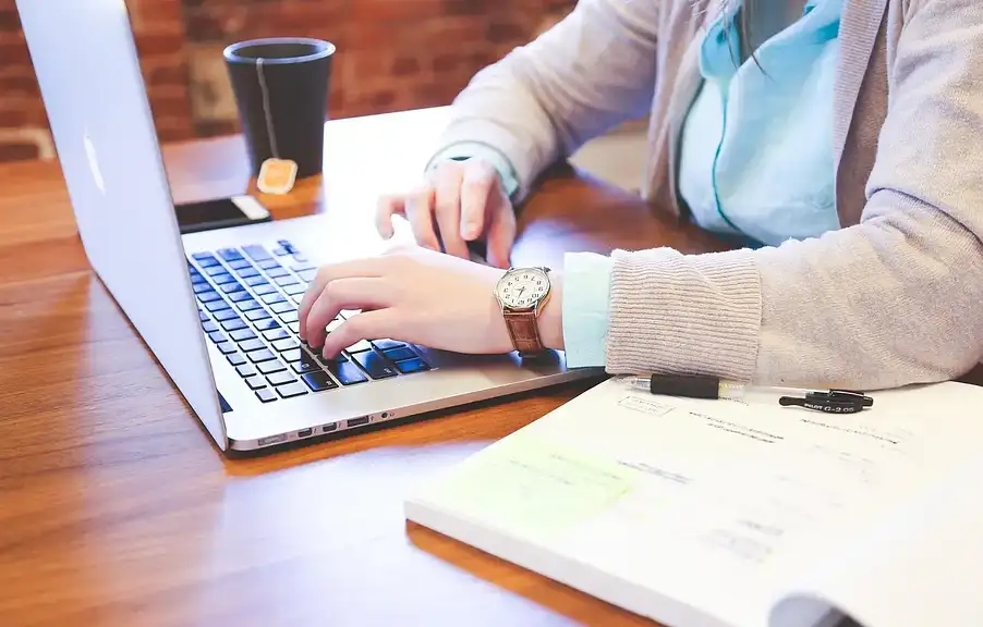 Ergonomia pracy z laptopem – kluczowe akcesoria i porady