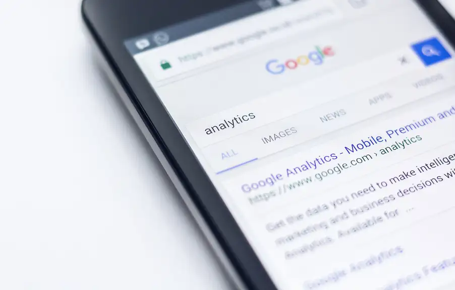 Google eksponuje linki w AI Mode i AI Overviews