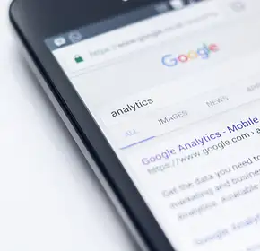 Google eksponuje linki w AI Mode i AI Overviews