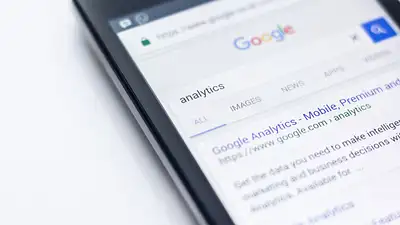 Google eksponuje linki w AI Mode i AI Overviews