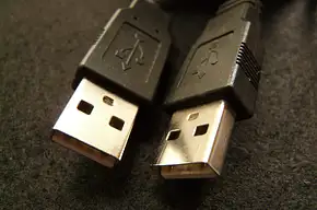 Huby USB i adaptery do laptopów – zwiększ funkcjonalność spr