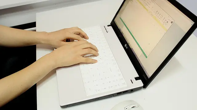 Tani dobry laptop do 1000 zł – najlepsze modele 2025
