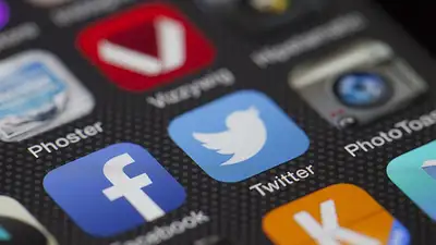 Ciemny tryb na Facebooku – jak włączyć i korzyści