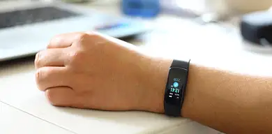 Fitbit Edge bez NFC. Google wyjaśnia decyzję