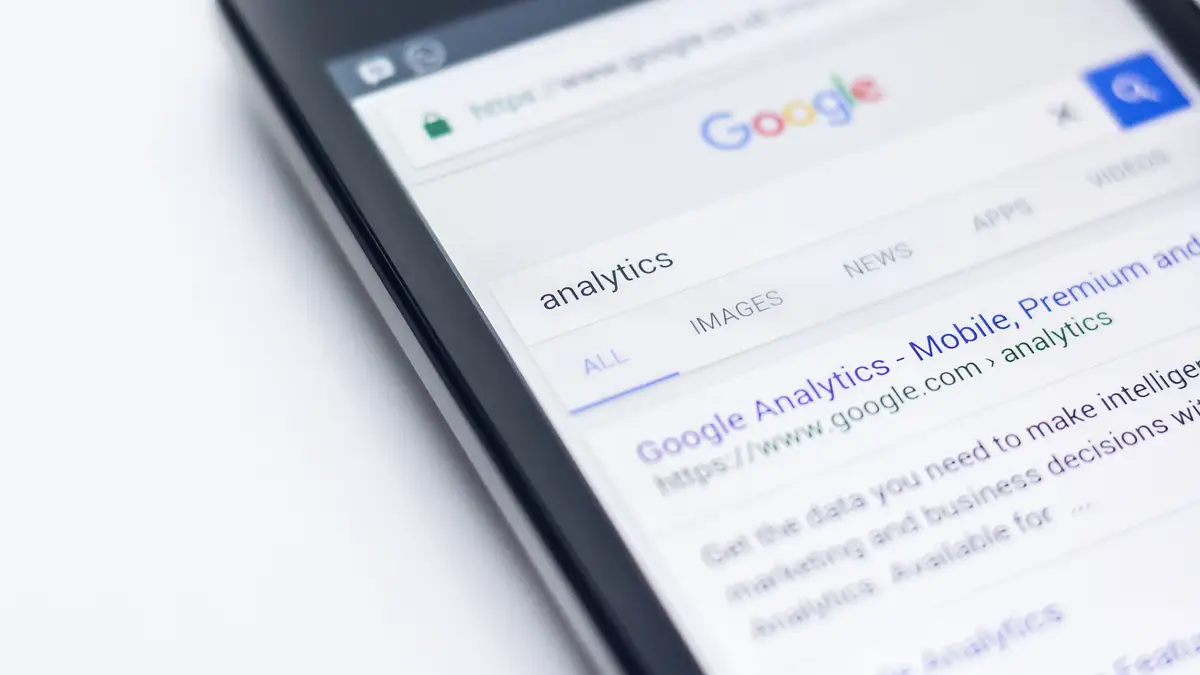 Google eksponuje linki w AI Mode i AI Overviews