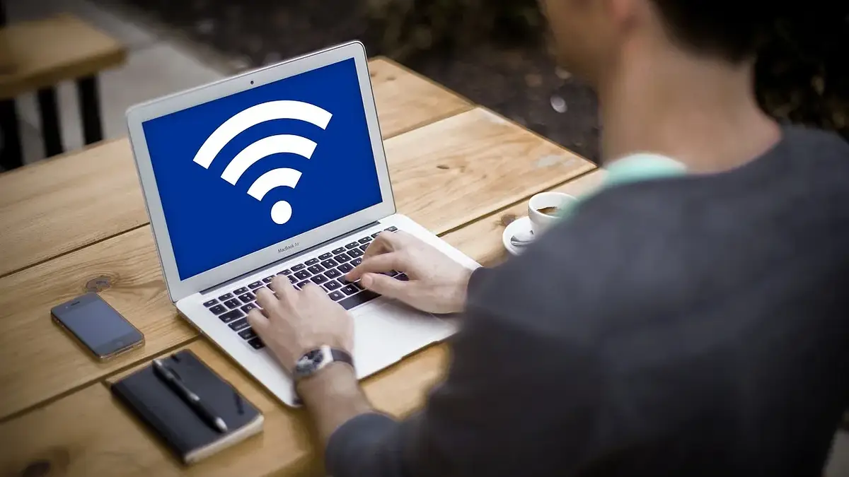Jak bezpiecznie korzystać ze smartfona i tabletu – poradnik
