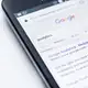 Google eksponuje linki w AI Mode i AI Overviews