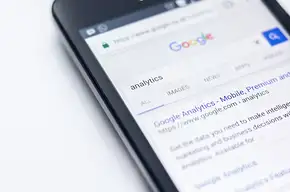 Google eksponuje linki w AI Mode i AI Overviews