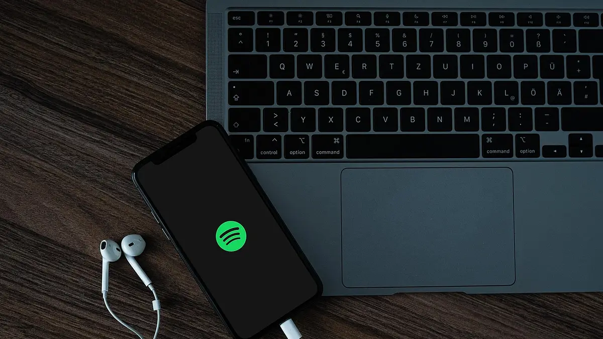 Spotify usuwa AI-owy spam z rekomendacji. Ponad 50 mln ut...