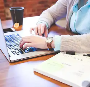 Ergonomia pracy z laptopem – kluczowe akcesoria i porady
