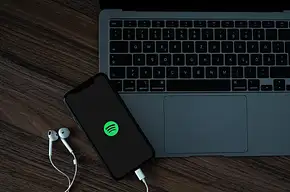 Spotify usuwa AI-owy spam z rekomendacji. Ponad 50 mln ut...