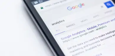 Google eksponuje linki w AI Mode i AI Overviews