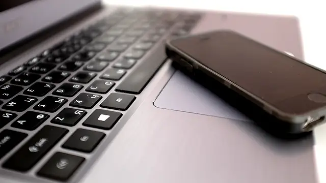 Jak ustawić tryb ciemny na Instagramie – poradnik 2025