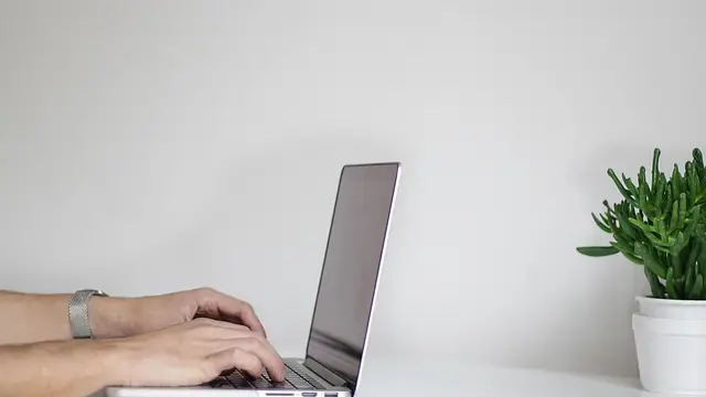Ile kosztuje najtańszy laptop? Poradnik tanich laptopów 2025
