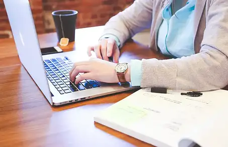 Ergonomia pracy z laptopem – kluczowe akcesoria i porady